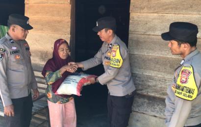Ramadan Berbagi, Polsek Kaur Selatan Bagikan Beras ke Warga Membutuhkan