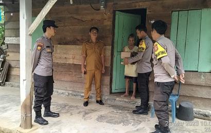 Polsek Padang Guci Hulu Bagikan Sembako ke Warga Membutuhkan