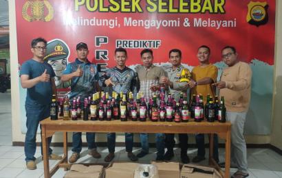 Polsek Selebar Amankan Puluhan Botol Miras dan 1 Jeriken Tuak