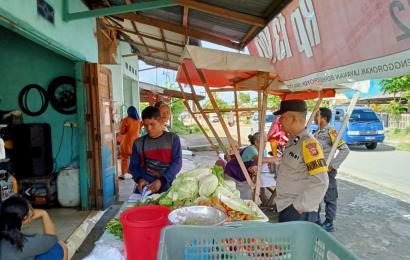 Cek Ketersediaan dan Harga Sembako, Bhabinkamtibmas Sambangi Toko dan Warung di Desa Binaannya