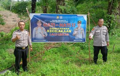 Tekan Angka Kecelakaan, Polsek Giri Mulya Pasang Spanduk Imbauaun Tertib Berlalu Lintas