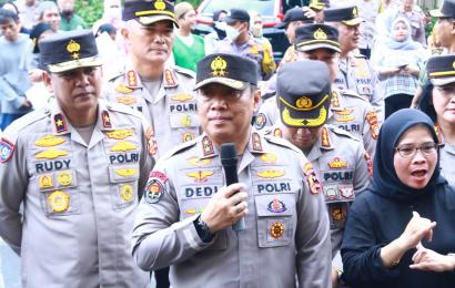 Ribuan Paket Sembako dari Kapolri Disebar ke Masyarakat di Slum Area Jaksel