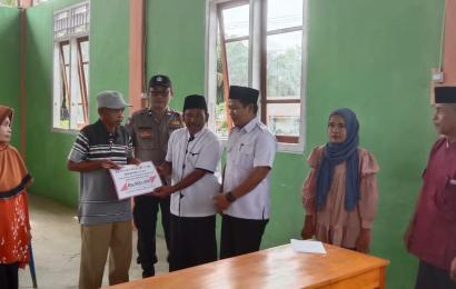 Hadiri Pembagian BLT DD, Bhabinkamtibmas Sampaikan Pesan-pesan Kamtibmas