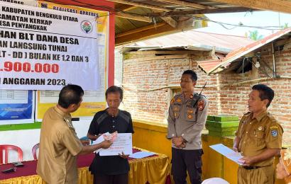 Monitoring Pengelolaan Dana Desa, Kapolsek Hadiri Penyaluran BLT DD 