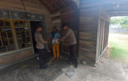 Polri Peduli, Polsek Nasal Salurkan Bantuan ke Warga Kurang Mampu