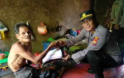 Peduli Lansia Tak Mampu, Polsek Kaur Tengah Salurkan Bantuan 
