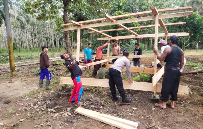 Polsek Putri Hijau Bergotong Royong Bangun Pos Kamling Bersama Warga 