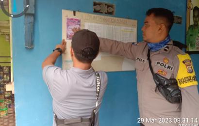 Bhabinkamtibmas Polsek Lebong Selatan Sambangi Rumah Warga Pasang Stiker