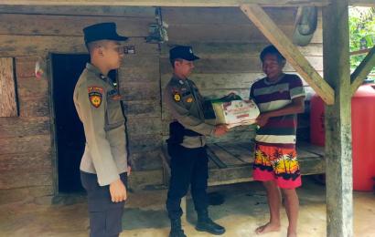 Kembali Polsek Nasal Salurkan Bantuan ke Warga Kurang Mampu