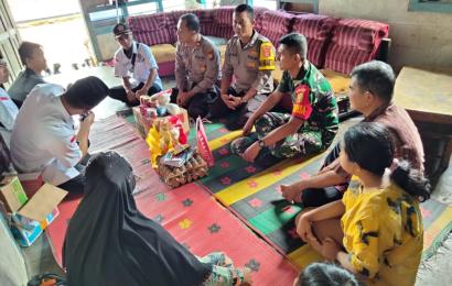 Polsek Sindang Kelingi Salurkan Bantuan Kepada Lansia Kurang Mampu