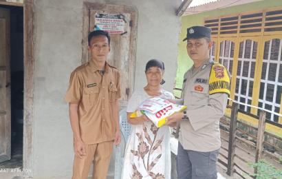 Polsek Kaur Selatan Salurkan Bantuan Sembako Kepada Warga Desa Kasuk Baru