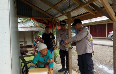 Polsek Air Besi Memberikan bantuan Kemanusiaan untuk Negeri kepada Masyarakat yang kurang mampu