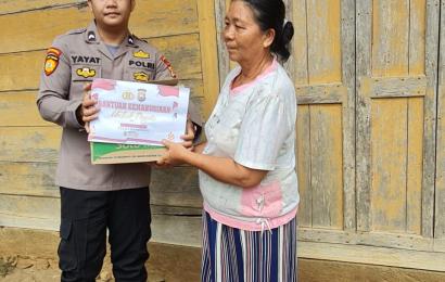 Polsek Padang Guci Hulu Salurkan Bantuan Kepada Warga Kurang Mampu