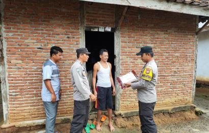 Polsek Kaur Tengah Salurkan Bantuan Kepada Warga Kurang Mampu