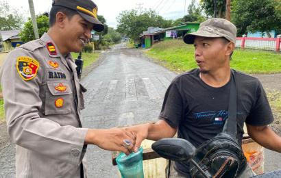 Peduli Sesama, Polsek Kerkap Berbagi Takjil Buka Puasa