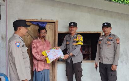 Warga Desa Muara Tetap  Terima Bingkisan dari Polsek Kaur Selatan 
