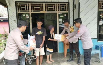 Polsek Lais Berikan Bantuan Kemanusiaan Untuk Negeri kepada Warga yang Kurang Mampu