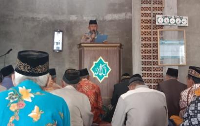 Shalat Jumat Bareng Polisi, Kompol Nurdai Ajak Jemaah Tingkatkan Taqwa