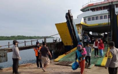 Polsek Enggano Laksanakan Pengamanan dan Monitoring Kedatangan Kapal KMP Pulo Tello