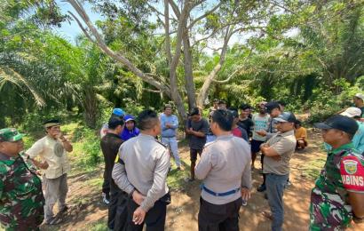 Kapolsek Batik Nau Gelar Giat Sosialisasi dan Pengamanan Pengalihan Arus lalu lintas Karena Perbaikan Jembatan di Desa Batik Nau 