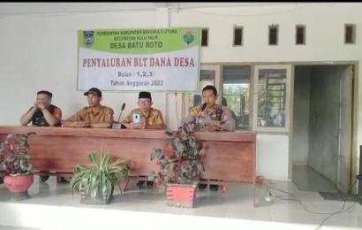 Awasi Dana Desa Kapolsek Kerkap Hadiri Giat Pembagian BLT DD.