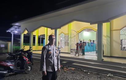 Personel Polsek Air Besi Lakukan Pengamanan Salat Tarawih