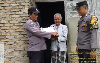 Warga Desa Kelurahan Tanjung Iman Terima Bansos dari Polsek Kaur Tengah