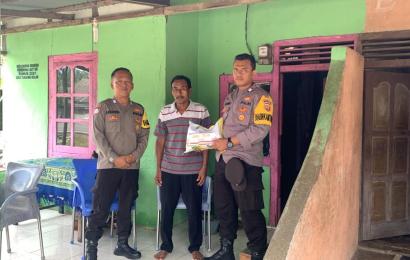 Petani Warga Desa Tanjung Bulan Terima Bansos dari Polsek  Tanjung Kemuning