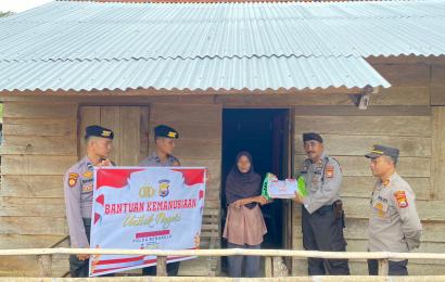 Janda dan Lansia Terima Bansos dari Polres Kaur