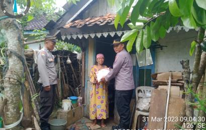Polsek Kaur Tengah Berikan Bansos Kepada Lansia Sebatang Kara