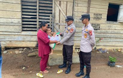 Polsek Nasal Berikan Bansos kepada Petani Kurang Mampu
