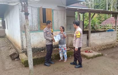 IRT Kurang Mampu Terima Bansos dari Polsek Padang Guci Hulu
