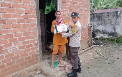 Petani Warga Desa Talang Jawi I Terima Bansos dari Polsek Kaur Utara