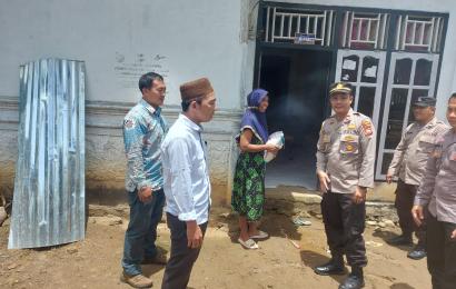 IRT Warga Desa Tanjung Ganti Terima Bansos dari Polsek Maje