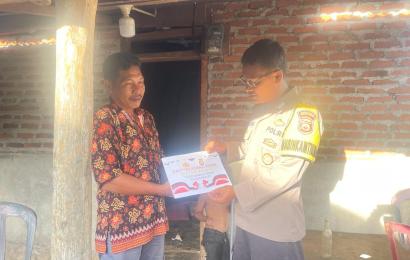 Polres Bengkulu Tengah Bagikan Bansos untuk Warga Kurang Mampu di Desa Keroya