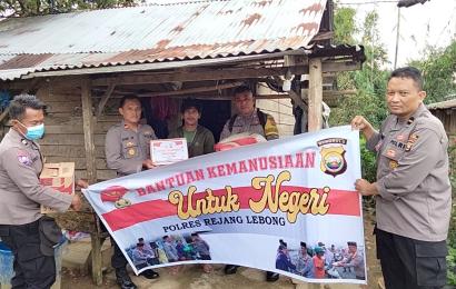 Polsek Sindang Kelingi Berbagi Bansos kepada Warga yang Membutuhkan