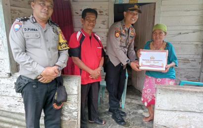 Polsek Batik Nau Bagikan Bantuan Sosial Kemanusiaan Untuk Masyarakat