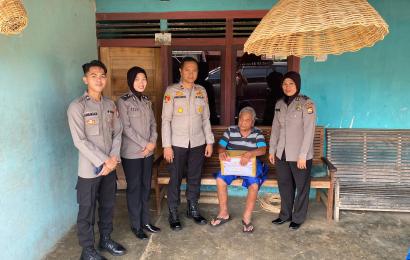 Indahnya Berbagi, Polres BS Salurkan Bantuan Kemanusiaan Untuk Negeri Kepada Warga Kelurahan Padang Kapuk