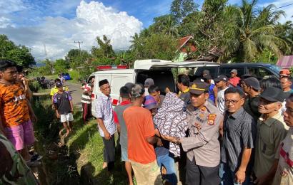 Kapolsek Kerkap Bantu Evakuasi Korban Tenggelam yang Meninggal Dunia