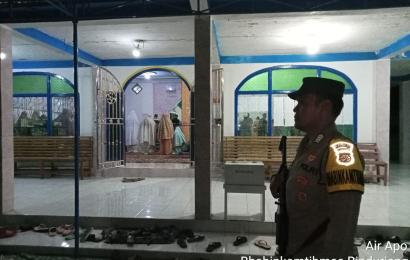 Personel Polsek PUT Jaga Masjid Saat Ibadah Salat Tarawih