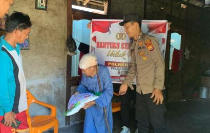 Terima Bansos dari Polsek Kaur Utara, Ibu Ratna Sampaikan Terimakasih