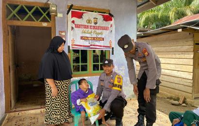 Polsek Tanjung Kemuning Salurkan Bansos ke Warga Desa Pelajaran I