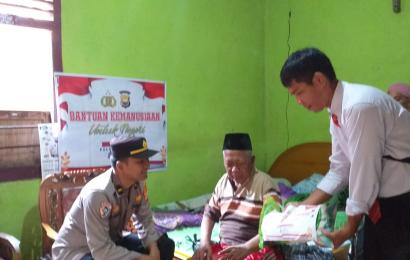 Dua Lansia Menderita Stroke Terima Bansos dari Polres Kaur