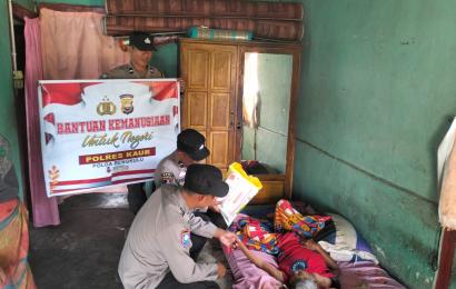  Alami Stroke Ringan, Ibu Maimunah Terima Bansos dari Polsek Kaur Selatan