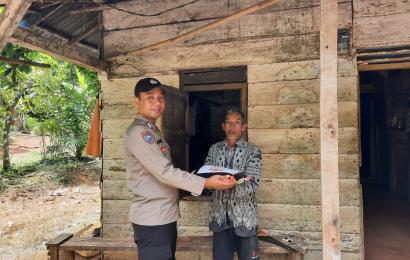 Polsek Muara Sahung Salurkan Bansos kepada Warga Desa Tri Tunggal
