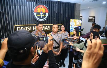 Kepala Divisi Humas Polri Irjen Pol Sandi Nugroho Saat Dimintai Keterangan Oleh Awak Media
