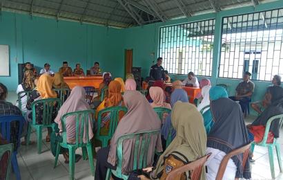 Awasi Dana Desa, Bhabinkamtibmas hadiri giat Pembagian BLT DD
