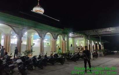 Personel Polesek Putri Hijau Melaksanakan Pengamanan Salat Tarawih