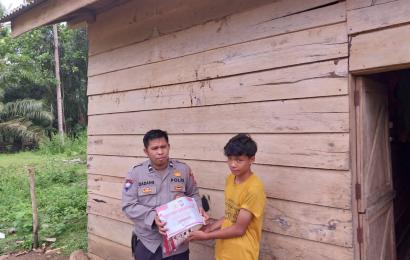 Warga Desa Lawang Agung Terima Bansos dari Polsek Padang Guci Hulu