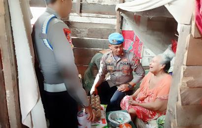 Janda dan Lansia Terima Bansos dari Sipropam Polres Kaur